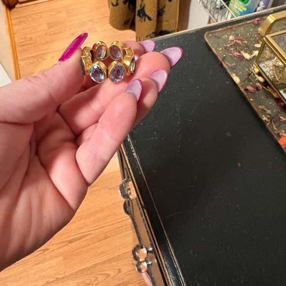 Elegant Gold and Blue Stone Ring - Picture 4 of 5